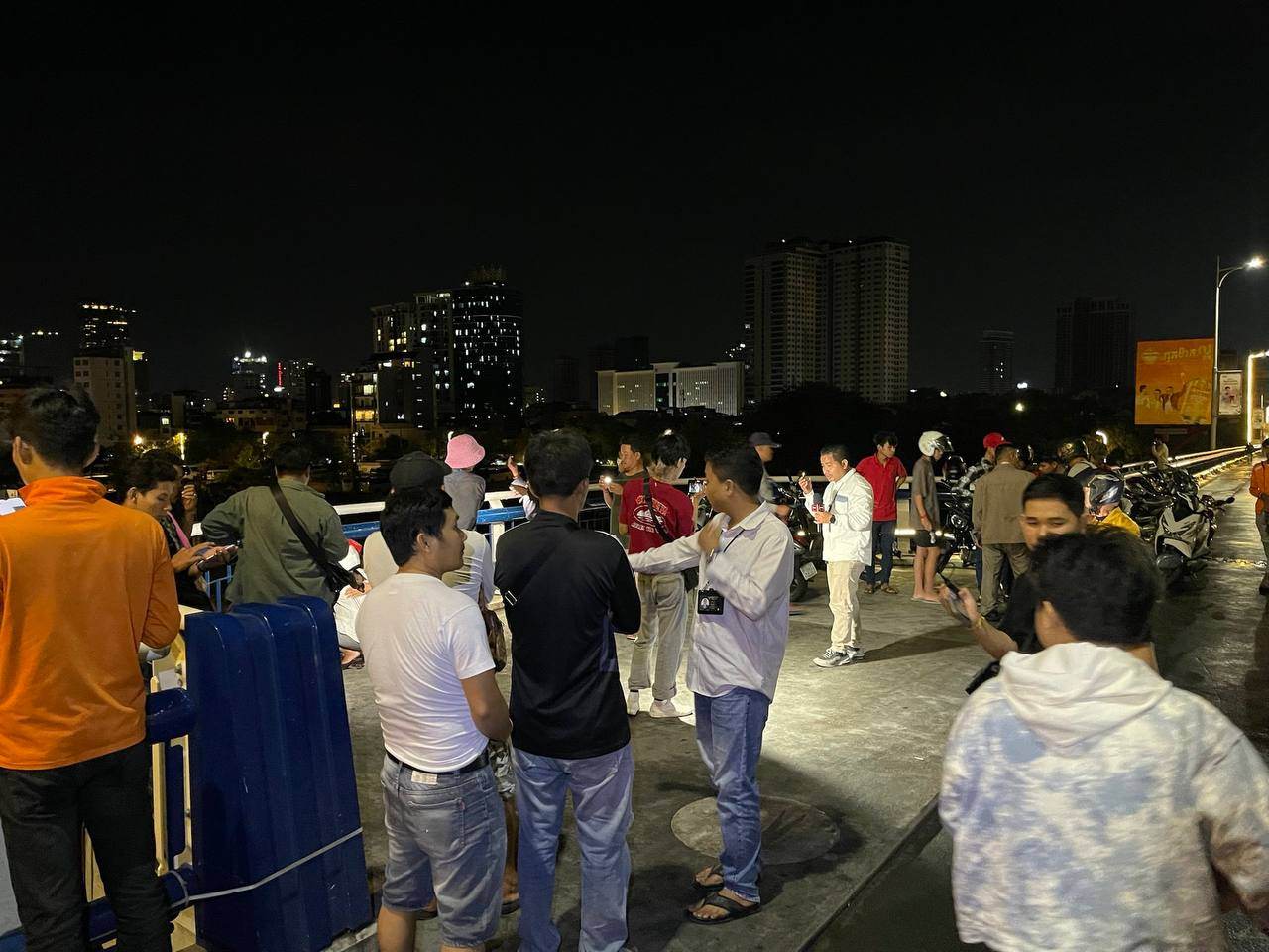 年轻男子从金边臭名昭著的自杀高发地跳桥