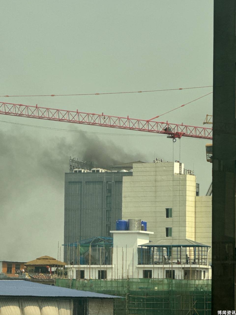 缅甸亚太大酒店楼顶房间着火了!