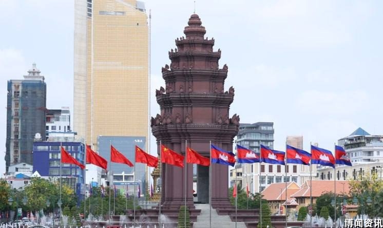 柬埔寨新闻:迎接习近平主席访柬,首都金边高挂五星红旗
