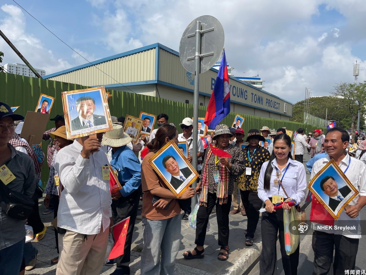 金边居民在俄罗斯大道等候欢迎中国国家主席习近平