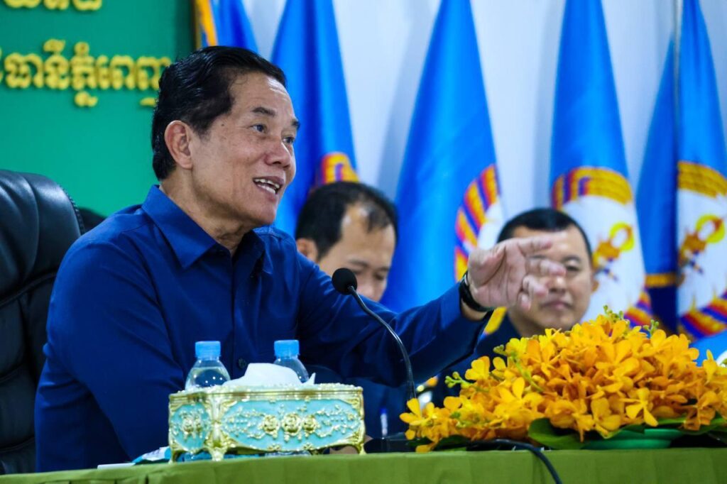 热点新闻：金边市长：已准备了400多辆大巴接人！