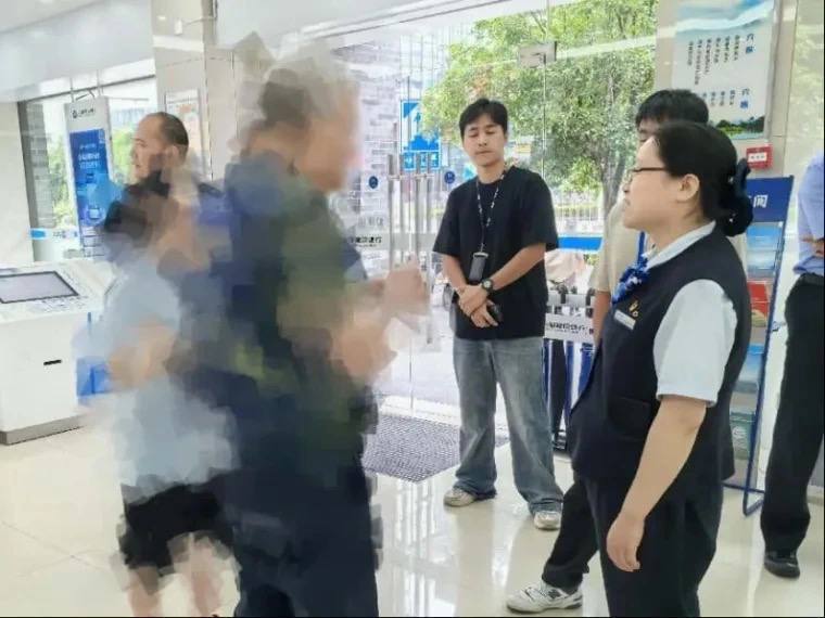 热点新闻：假警察骗买黄金230万！广西七旬老人险被骗，真警察6小时深夜“拆弹”