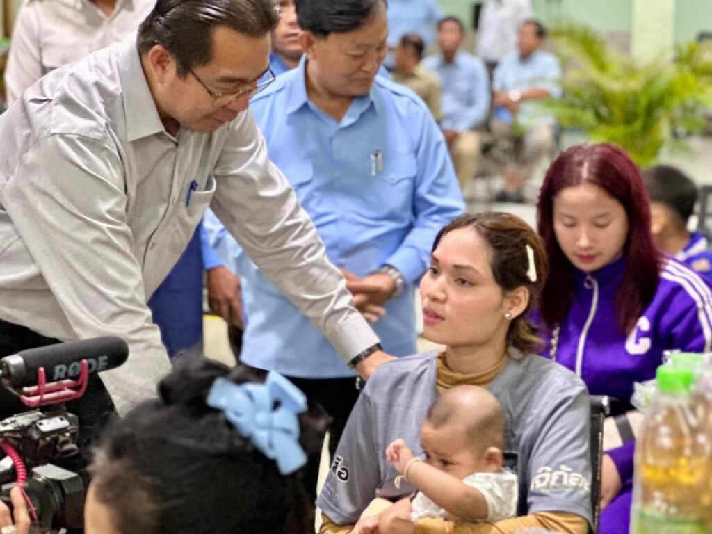 西哈努克港省长慰问自泰返柬人员