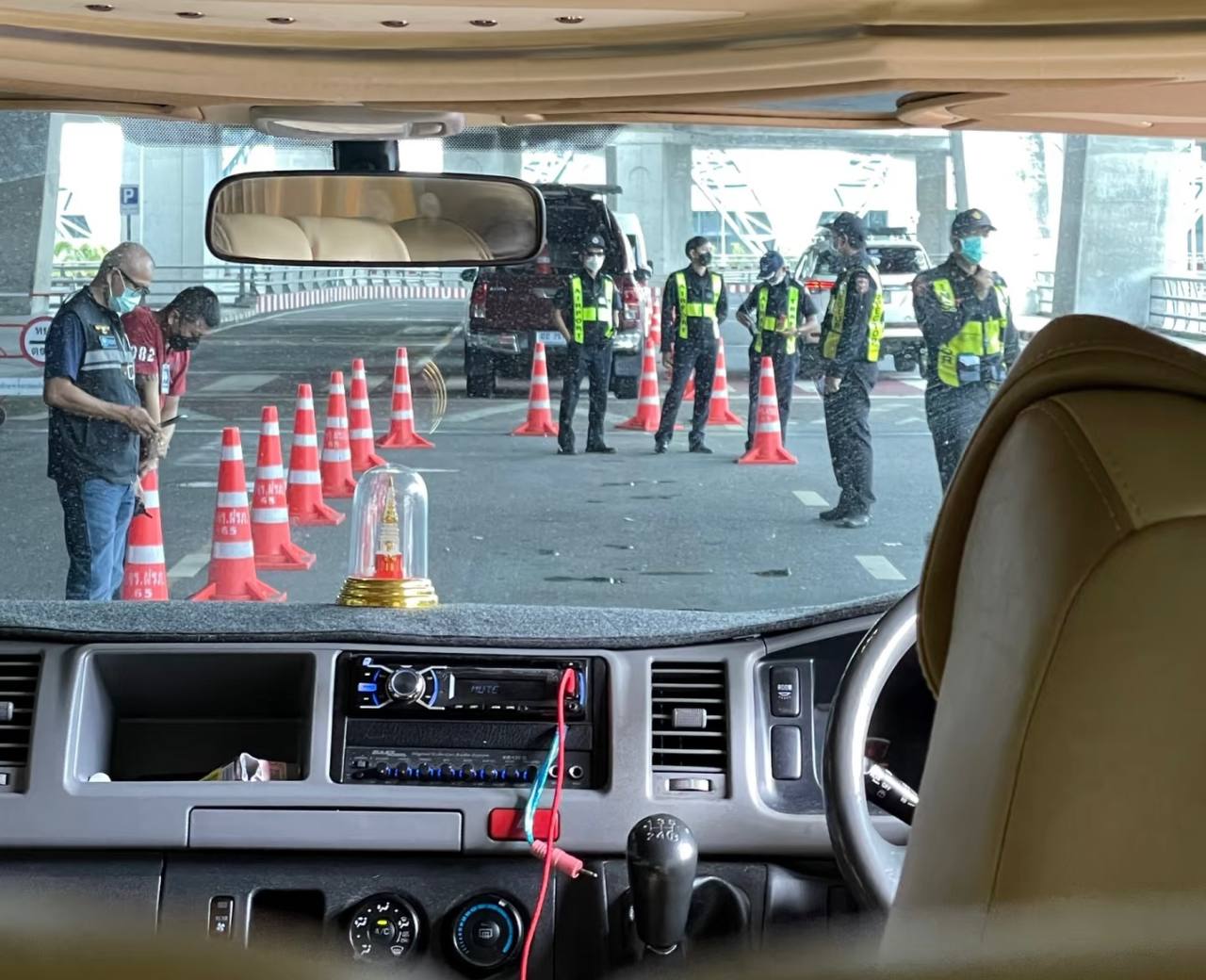 泰国高速警拦查豪车，抓获运送3名中国电诈团伙！